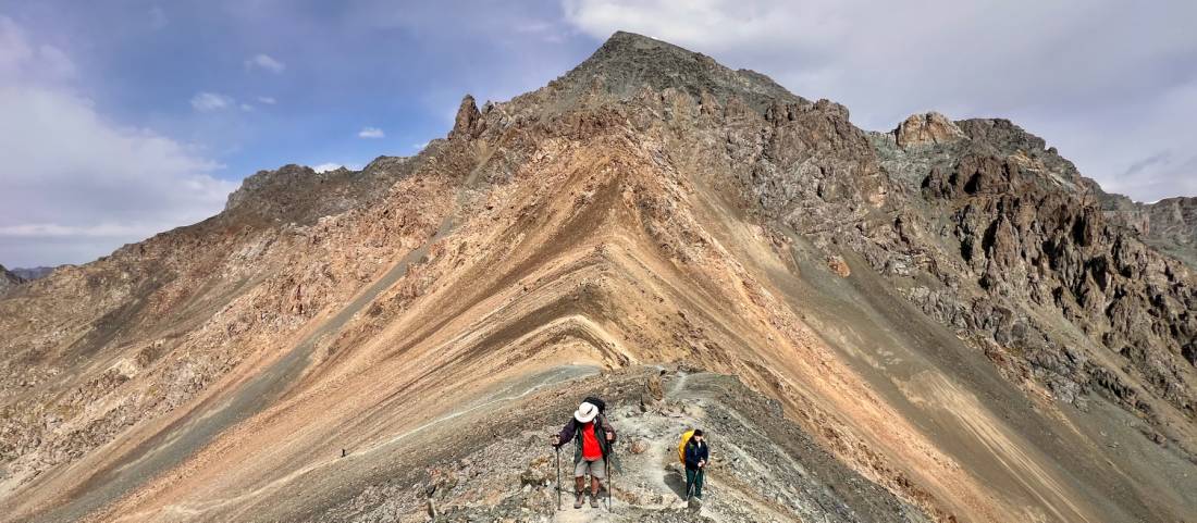 Trekkers on the ridge of Ala Kul Pass |  SB