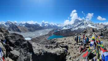 Approaching the Renjo La pass