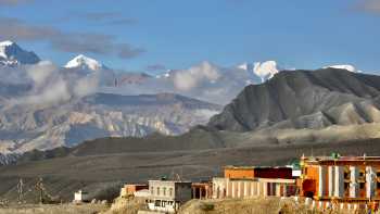 Sweeping views across Tsarang Dzong in Mustang